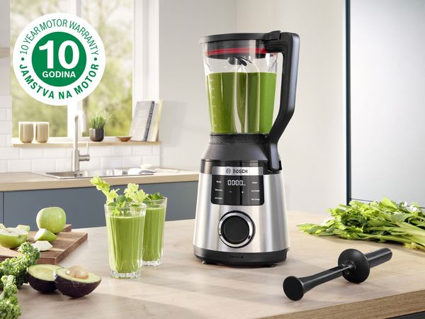 Blender VitaPower Serije 4 i štapni mikser ErgoMaster Serije 6 stoje na radnoj ploči, pored znaka desetgodišnjeg jamstva.