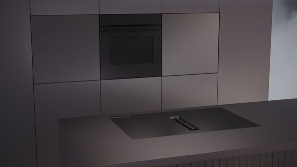 matzwarte kookplaat in zwarte keuken