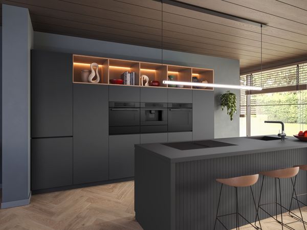 matzwarte oven en kookplaat in een zwarte keuken