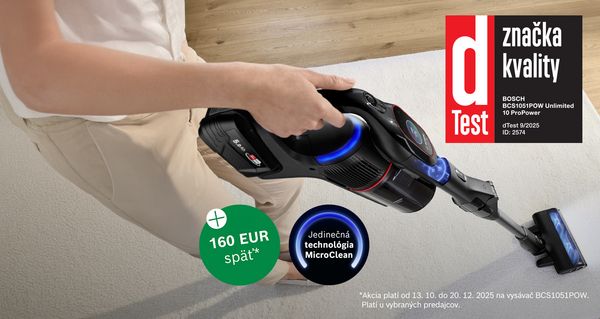 Drevený kĺb s mužom nad ním, ktorý drží vysávač a vysáva mikročastice.