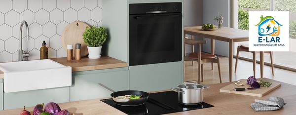 Pai e filho cozindo juntos na cozinha, usando utensílios de cozinha, sorrindo. 