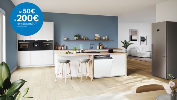 Cuisine moderne avec mur bleu équipée d'appareils électroménagers Bosch (table de cuisson, lave-vaisselle, fours, machine à café...)