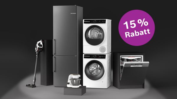 Passend zu Black Weeks stehen verschiedene Bosch Haushaltsgeräte auf schwarzem Hintergrund mit dem Hinweis, dass es 15 % Rabatt im Bosch Online Shop gibt