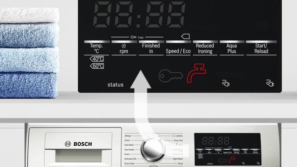 Display digitale di una lavatrice Bosch con icone di stato e simbolo del rubinetto lampeggiante che indica un blocco.