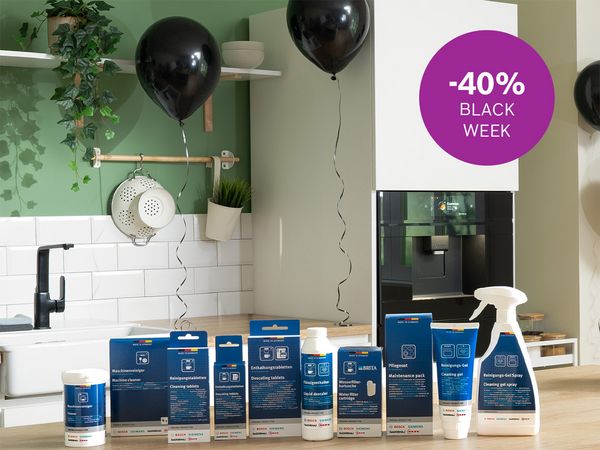 Kodinkoneiden puhdistustuotteita keittiön työtasolla Black Week -tarjouksessa, jossa on 40 % alennus.