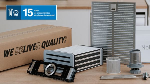 Una variedad de piezas para electrodomésticos que incluyen filtros, un motor y embalaje, lo que destaca 15 años de disponibilidad de repuestos.