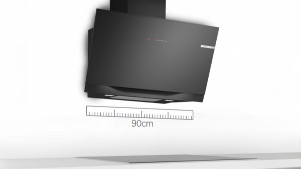 Черен аспиратор с наклонен дизайн на бяла стена, с ширина 90 см.