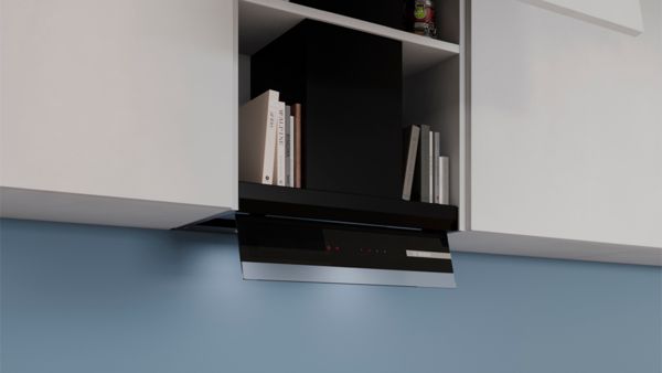 Вграден кухненски аспиратор с елегантно покритие в черно и неръждаема стомана под шкаф.