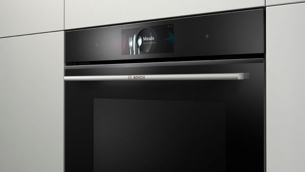 Вградена фурна Bosch с цифров дисплей в модерна кухня.