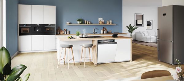 Inspirierende Ansicht einer modernen Bosch Konzeptk&uuml;che mit Kochinsel, ausgestattet mit hochwertigen Hausger&auml;ten.