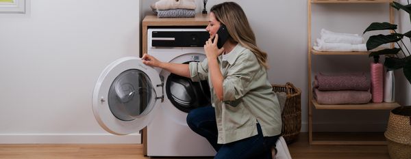 Encuentra la placa de características