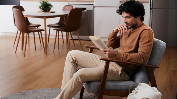 Cocina moderna con tabletas que muestran icono de corazón, gafas y electrodomésticos de cocina.