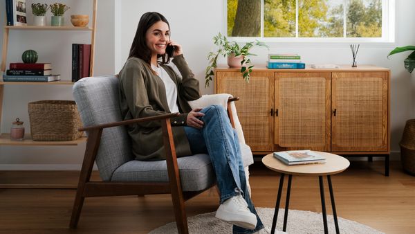 Cocina moderna con electrodomésticos, TV e icono de corazón verde.