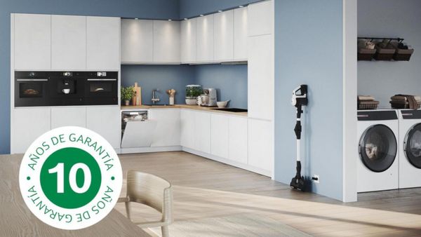 Habitación minimalista con ventana grande, silueta de árbol enmarcada, y icono de aplicación MyBosch en la tableta.