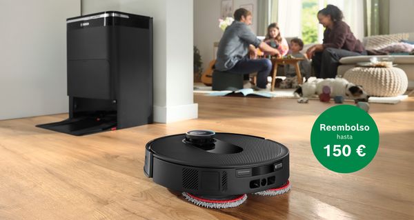 Robot aspirador Spotless de Bosch sobre un suelo de madera y un bolo verde remarcando una promoción.