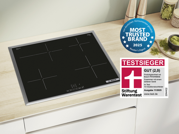 Ein Bosch Kochfeld auf einer hellen Holzarbeitsplatte. 