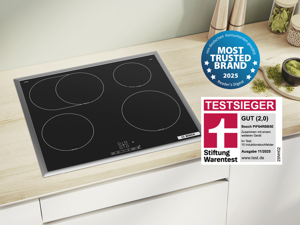 Ein Bosch Kochfeld auf einer hellen Holzarbeitsplatte.