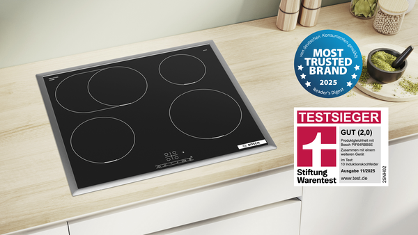 Ein Bosch Kochfeld auf einer hellen Holzarbeitsplatte.