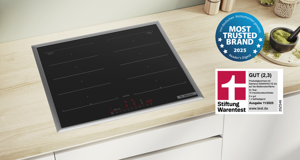 Ein Bosch Kochfeld auf einer hellen Holzarbeitsplatte.