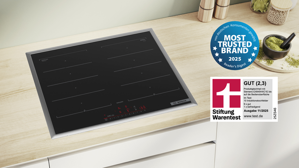 Ein Bosch Kochfeld auf einer hellen Holzarbeitsplatte.