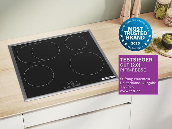 Ein Bosch Kochfeld auf einer hellen Holzarbeitsplatte.