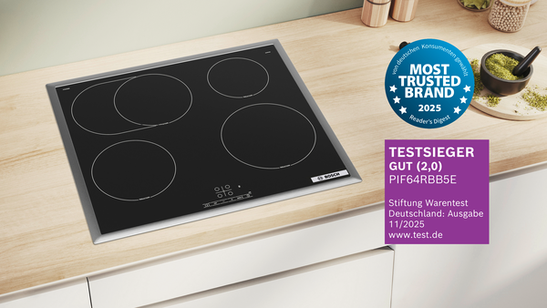 Ein Bosch Kochfeld auf einer hellen Holzarbeitsplatte.