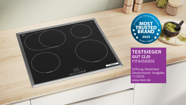 Ein Bosch Kochfeld auf einer hellen Holzarbeitsplatte.