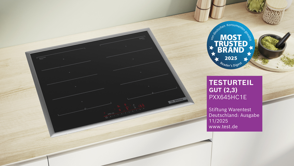 Ein Bosch Kochfeld auf einer hellen Holzarbeitsplatte.