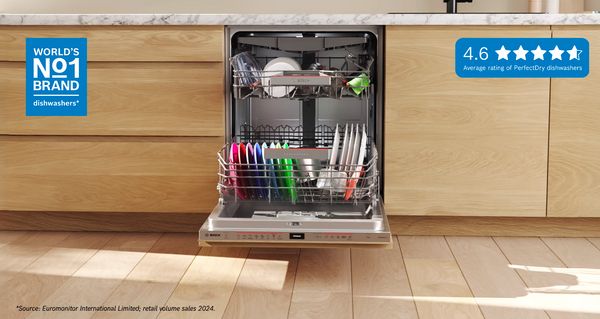 Ένας άνδρας κρατάει ένα πράσινο πιάτο στα χέρια του.