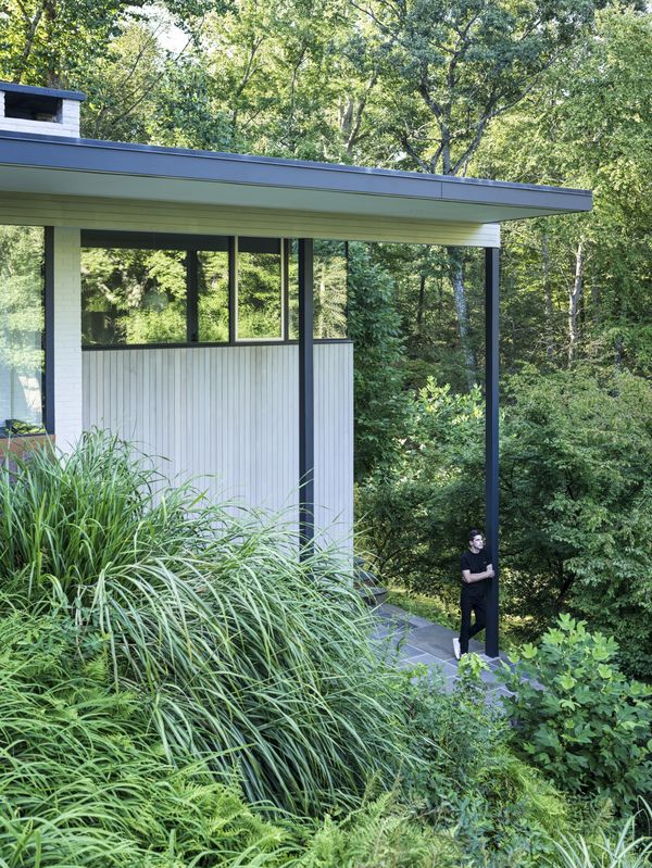 External corner of the house showing the height of the house while keeping a low profile in its environment