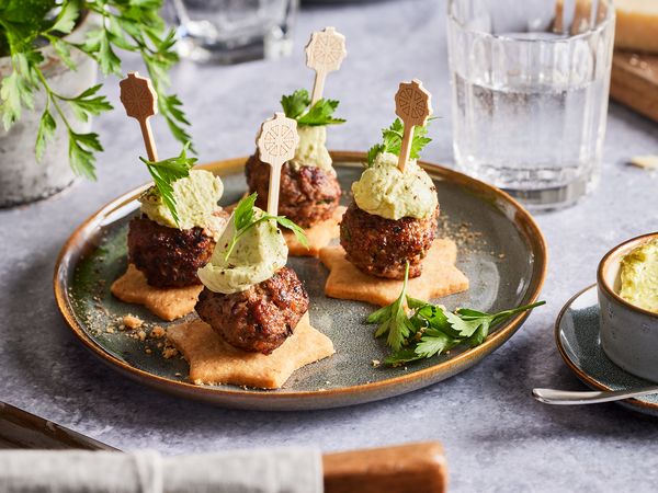 Parmesankekse mit Oliven-Hackbällchen