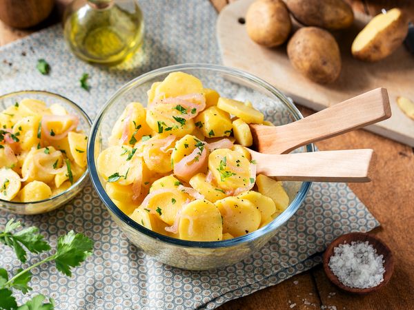 Schwäbischer Kartoffelsalat mit Essig und Öl