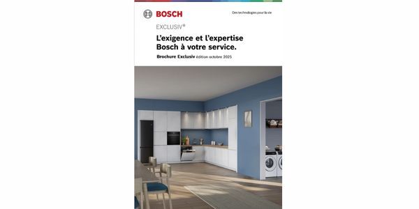 Intérieur moderne avec appareils Bosch, armoires blanches et planchers en bois franc.