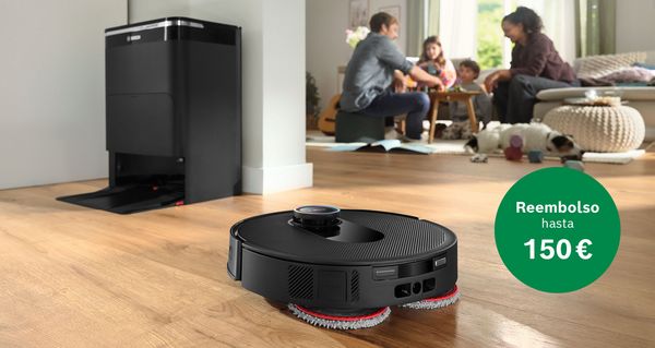 Robot aspirador Spotless de Bosch sobre un suelo de madera y un bolo verde remarcando una promoción.