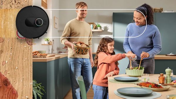Ein Vater und eine Mutter kochen mit ihrer Tochter in einer modernen Küche, humorvoll und gemeinsam am Tisch.