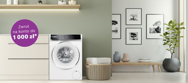 Suszka na tle jasnej kuchni z zabudową