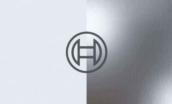 Разделено изображение на задната стена на хладилник с лого на Bosch в центъра, като едната половина е бяла, а другата половина е от матирана неръждаема стомана.