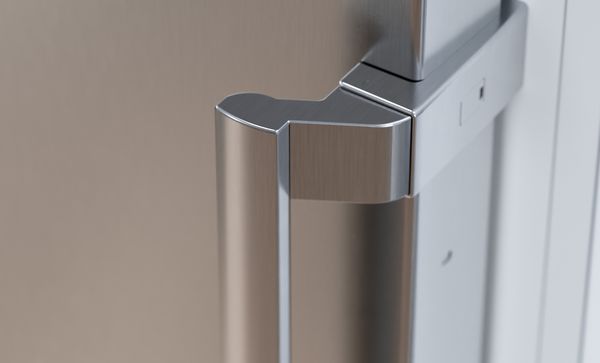 Изображение в близък план на елегантна метална матирана дръжка на хладилник.