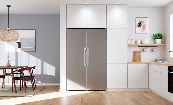 Side-by-side хладилник с фризер безпроблемно интегриран в кухненските шкафове.