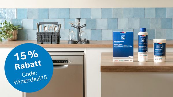 Zubehör und Reinigungsmittel in schöner Küche mit dem Hinweis auf 15 % Rabatt im Bosch Online Shop