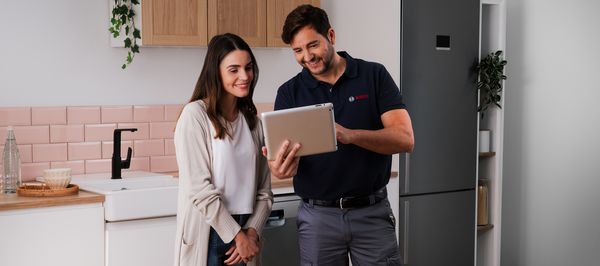 Moderne Küchengeräte, minimalistisches Design, Weiß- und Grautöne, offener Wohnraum.