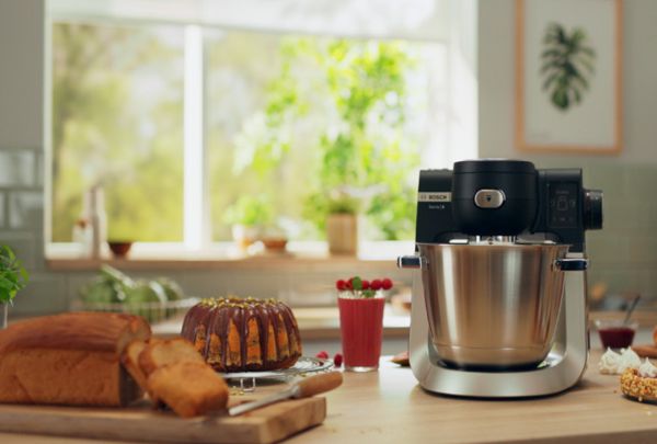 מיקסר של בוש מונח על שולחן לצד מאכלים