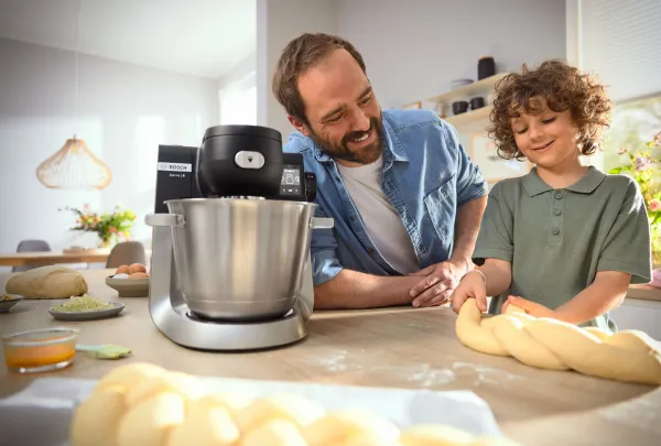 אב ובנו קולעים חלה מבצד כשלצדם מונח מיקסר של בוש