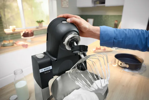 אדם אוחז במיקסר של בוש לאחר הקצפה