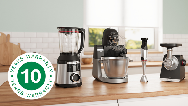Olika köksmaskiner på en köksö. 10 års garanti-ikon överst på bilden.