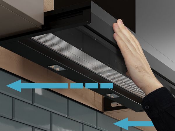 geintegreerde blokschouwkap en handen die de kap dicht duwen