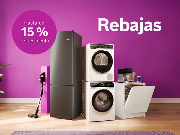 Imagen promocional que muestra varios electrodom&eacute;sticos sobre un piso de madera, contra una pared violeta, anunciando hasta un 15% de descuento.