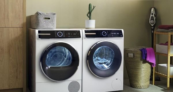 Bildet viser en vaskemaskin og en t&oslash;rketrommel (varmepumpet&oslash;rketrommel) fra Bosch.