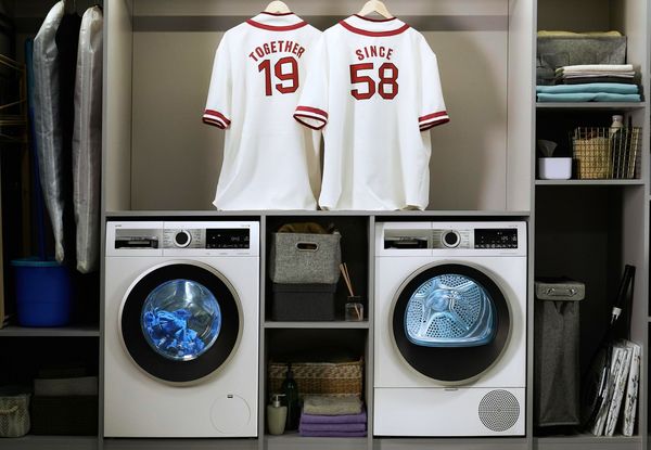 Bildet viser en vaskemaskin og en t&oslash;rketrommel (varmepumpet&oslash;rketrommel) fra Bosch.