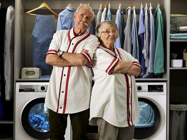 Bildet viser et eldre par som st&aring;r foran en vaskemaskin og en t&oslash;rketrommel (varmepumpet&oslash;rketrommel) fra Bosch.
